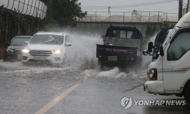 “빗길 옆 차선서 튄 물폭탄에 그만”…사고책임은 누구?