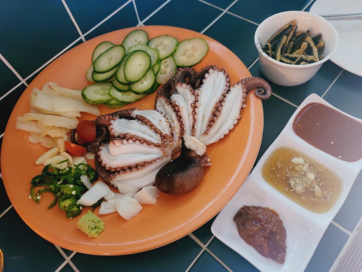  역촌동 맛집 화양연화 통 돌문어 한마리 숙회 코젤맥주