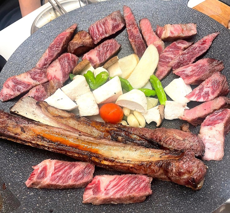  [인천] 참나무 향 가득 대형 철판에 초벌구이 하는 우대 갈비 맛집 ‘미추홀 가든’