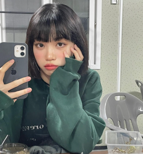 LE SSERAFIM Kim Chaewon: Two-Tone Hat, Wallpaper Gallery, and MBTI
