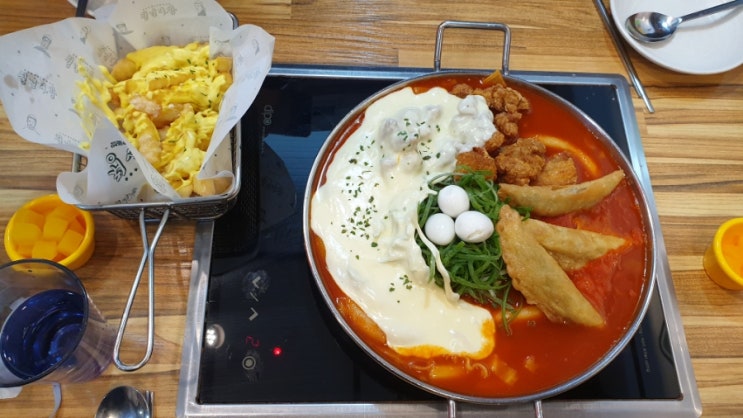  청년다방 안양일번가점 치즈폭포 떡볶이 먹고 옴