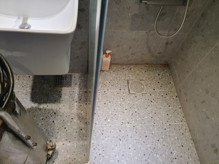 수원 욕실막힘 인테리어 하고부터 느리게 빠지는 물 영통 배수구뚫기 샤워실 물고임