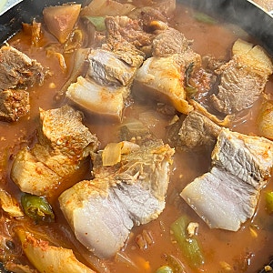 [홈쿡:집밥] 돼지고기 통앞다리살 김치찜 만들기 그 외 자취러 밥상