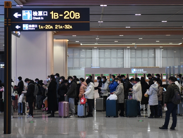 중국, 3년 만에 입국자 격리 폐지·춘제 여행객 21억명…코로나19 사태 ‘최대 고비’