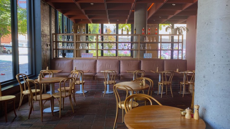 호주 멜버른 피츠로이 카페, 벤트우드 의자가 가득한 Bentwood Fitzroy Cafe