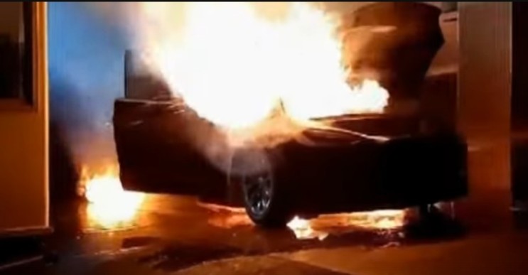 테슬라 모델X 차량 화재 무려 3시간 동안 커뮤니티 갑론을박