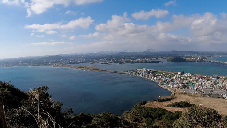 제주도 동쪽 명소 연말을 맞이하여 성산일출봉에 올라갔습니다.