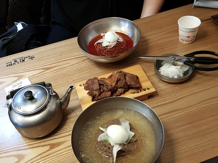 홍대 점심 메뉴 <육쌈냉면> 숯불고기 주는 냉면집 홍대 점심 메뉴 <육쌈냉면> 숯불고기 주는 냉면집