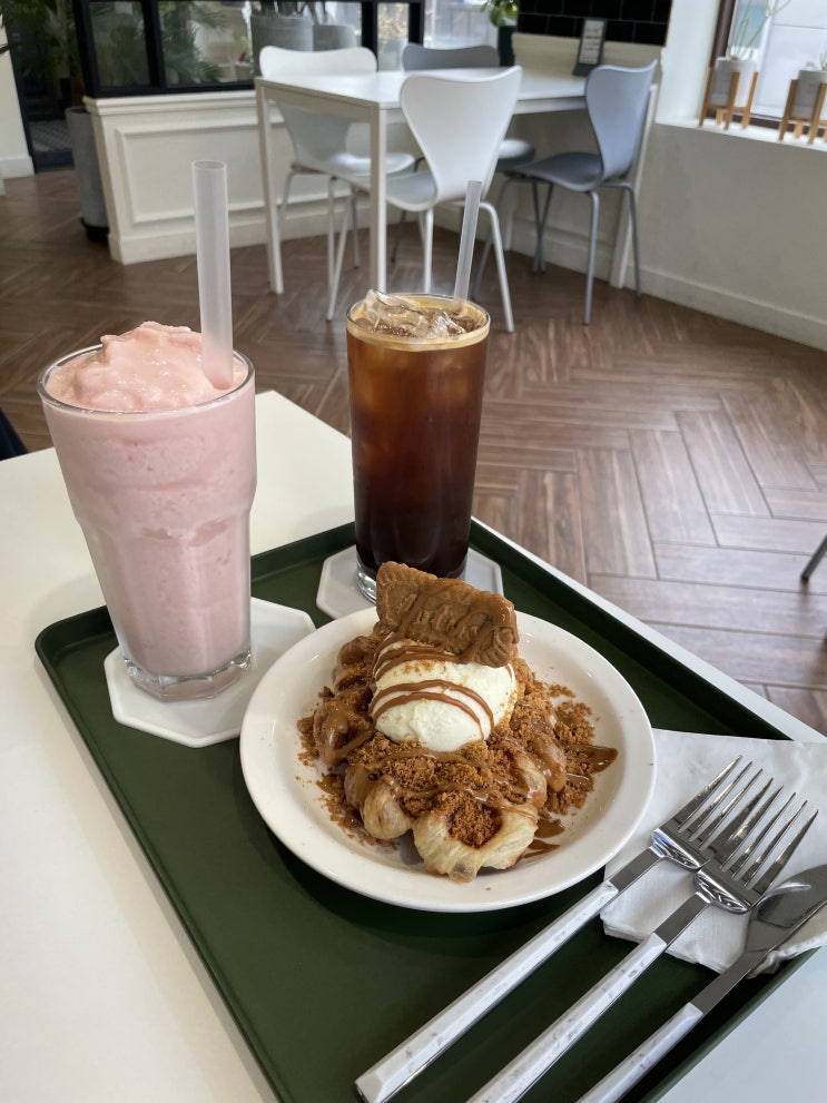  크로플이 맛있는 내손동 카페, '내손커피' 인테리어 맛집!