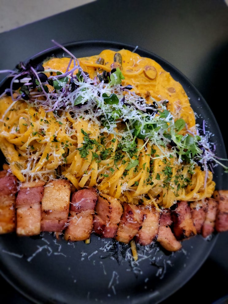  힙한 분위기와 맛있는 음식 수유술집 저스트라운지