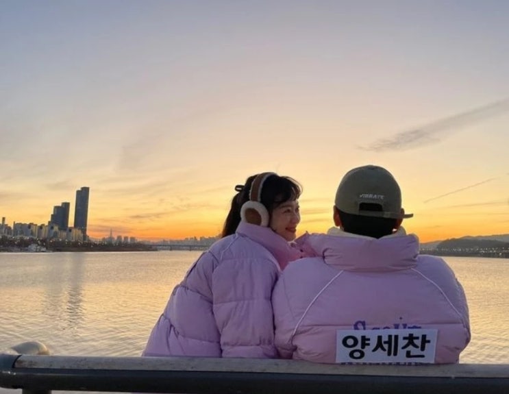 '런닝맨' 양세찬과 러브라인 타던 전소민, 깜짝 커플 사진 공개 누리꾼 반응..."정말 심상치 않다" '런닝맨' 양세찬과 러브라인 타던 전소민, 깜짝 커플 사진 공개 누리꾼 반응..."정말 심상치 않다"