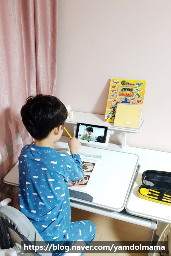  높낮이조절되는 어린이책상 위드그로우 컴포트2.2책상, 지니의자