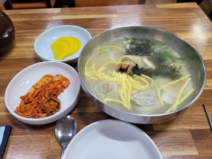  집 값 비싼 강남에서 부담없는  한 끼! 신논현역 칼국수 7000원 점심