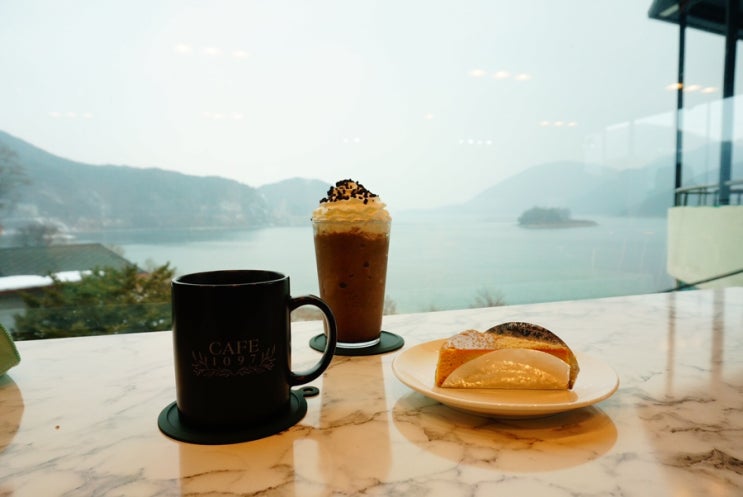  충주호카페 cafe1097 뷰가 환상이야.