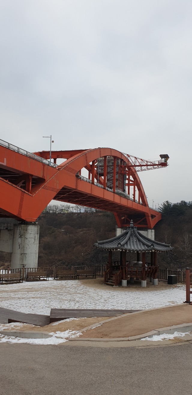  주상절리길 겨울이 익어가는 맵시 겨울의 절경 철원 한탄강 강물 위로 얼음과 눈이 소복히 쌓이다 얼음 절벽과 다리