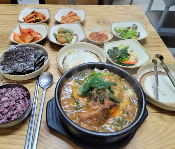  (재방문) 전주 들외식당 뼈다귀탕 주문했다가 곱창김에 간장양념에 반찬 올려서 정신 없이 먹은 날! 여전히 찐한 뼈해장국에 반주 한잔!하루 피로가 싹...(전주 중화산동)