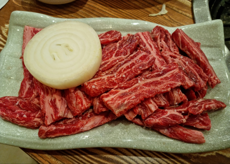  돼지고기와 소고기를 한 곳에서 맛볼 수 있는 숯불구이 전문점 울진군 죽변 '산드레'