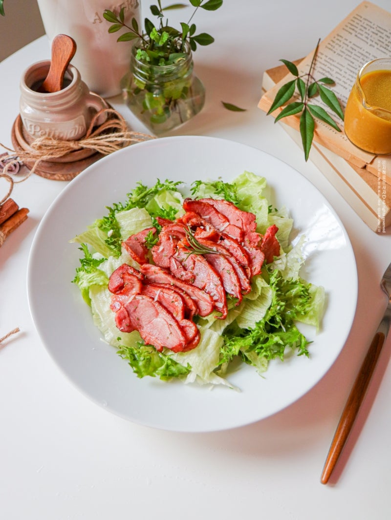 훈제 오리 샐러드를 체중 감량에 좋은 맛있는 점심 메뉴로 만드십시오.