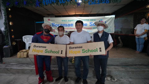 한국청소년연맹 희망사과나무-서울보라매초 ‘희망학교 리빌드 프로젝트 in 바세코’ 학생들에게 새 희망학교 현판 전달