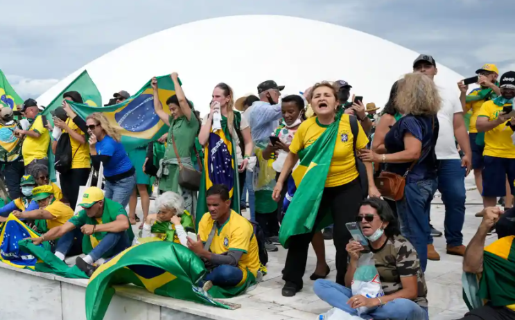 브라질 공격: 영향력 있는 사람들이 반란군을 식별하기 위해 온라인 캠페인에 참여합니다