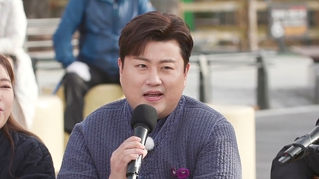 <b>김호중</b>,'복덩이들고'  대학로... 故 <b>김광석</b> ‘먼지가 되어’ 열창... 