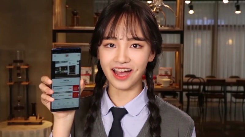 IVE Liz: Past Photos and Her Commercial for the 'Bob Coupon' App