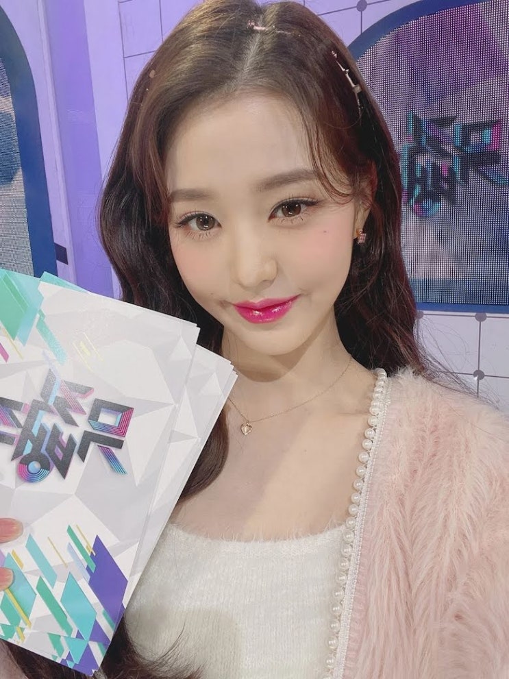 립싱크 <b>논란</b> 장원영 뮤직뱅크... 차기 MC 진행자 <b>엔믹스 해원</b> 일까