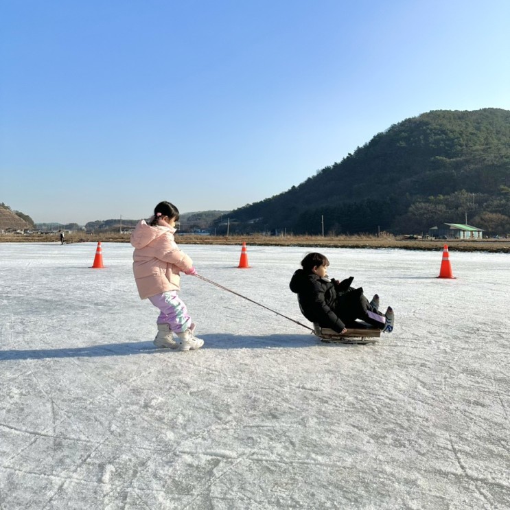 김포여행 닐라이 카페 : 논에서 타는 얼음썰매 ATV 튜브썰매도 탈수 있는곳.