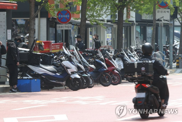 오토바이 보험료 '자동차 두배'라니…배달기사 꼼수 때문? 오토바이 보험료 '자동차 두배'라니…배달기사 꼼수 때문?