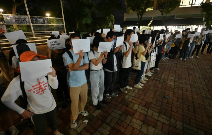 중국 당국은 코로나 규정에 항의한 사람들을 조용히 체포하고 있습니다 중국 당국은 코로나 규정에 항의한 사람들을 조용히 체포하고 있습니다