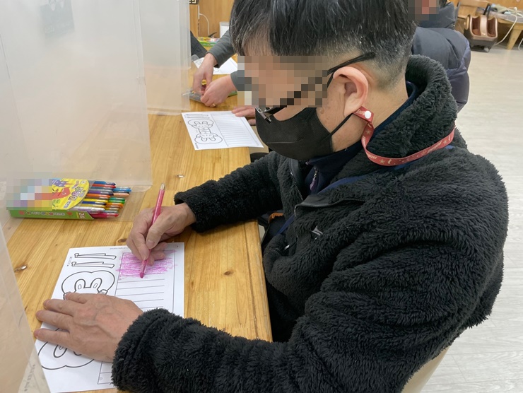  김해주간보호센터, 장유주간보호센터 국내최고의 프리미엄 온유한주간보호센터 인지활동 - 한복토끼인형