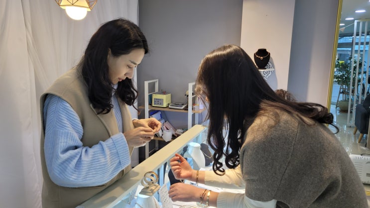  경주 금거래소 동경마켓 매장에서 직접 감정받으세요.