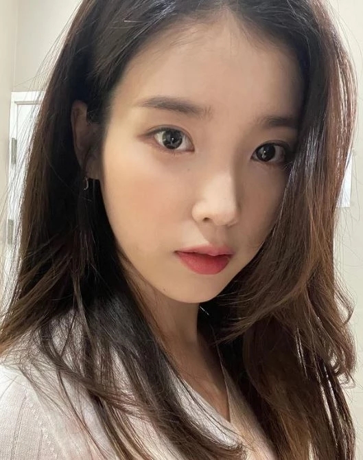 "광고 한번 찍으면 10억" 아이유, 이종석이 아이유를 존경할 수밖에 없는 진짜 이유 "광고 한번 찍으면 10억" 아이유, 이종석이 아이유를 존경할 수밖에 없는 진짜 이유