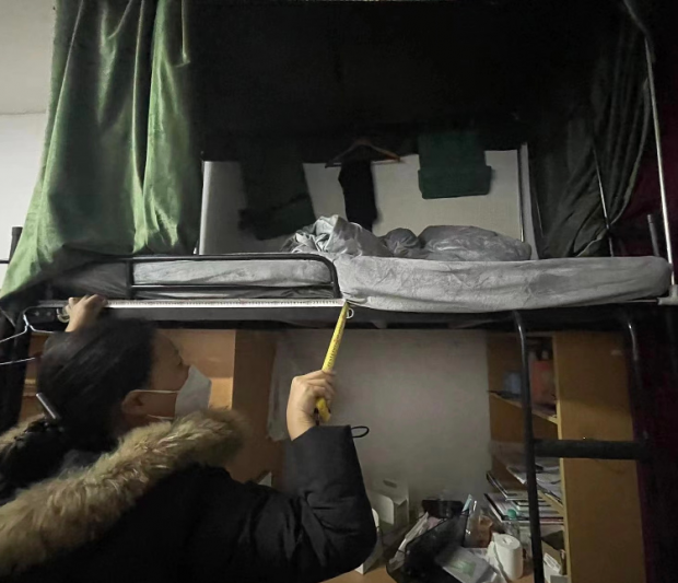기숙사 2층 침대서 떨어져 사망한 中 여대생… “불법 침대” 유가족 분노