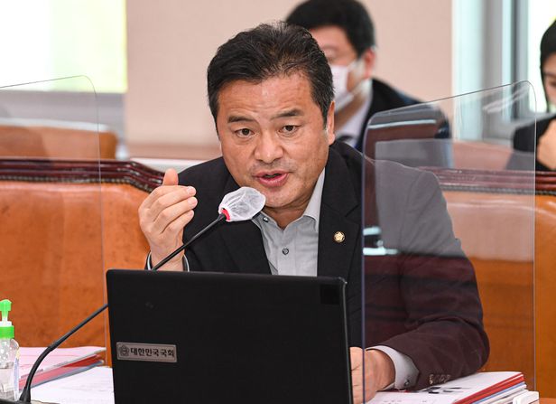 野 <b>임종성</b> 의원실 <b>압수수색</b>... 건설사 법카 등 수천만원 받은 <b>혐의</b>