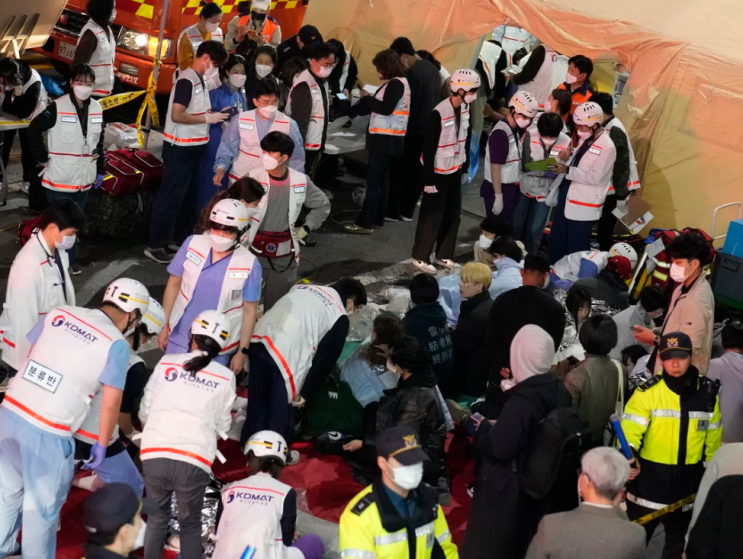 한국 경찰은 치명적인 군중 급증에 대해 살인 혐의를 신청합니다