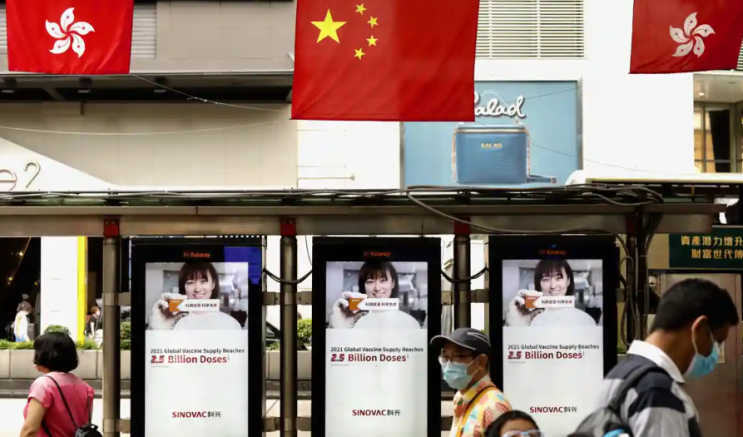 중국인들은 개인 코로나 부스터 주사를 맞기 위해 홍콩으로 몰려듭니다