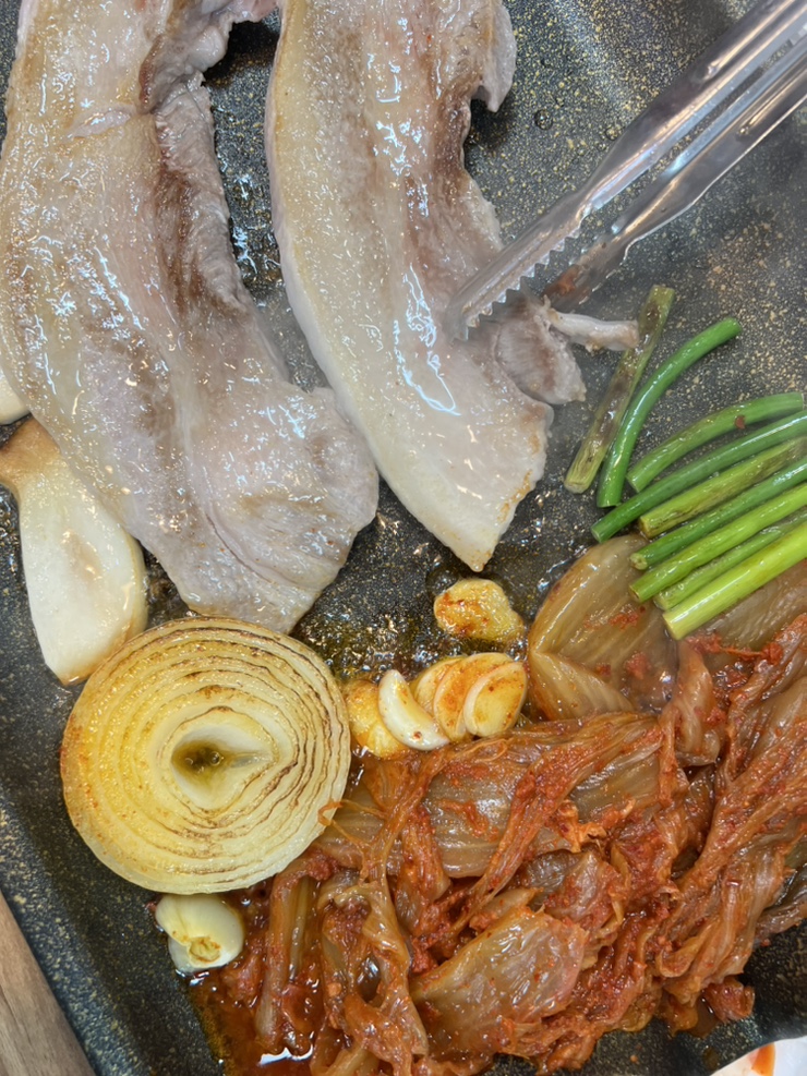  옥길동 삼겹살 맛집을 찾는다면 옥길장터식당! 역곡 삼겹살 3년 묵은지 맛집!