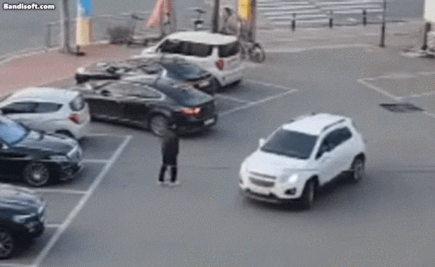 “여성 운전자만 노렸다”... 슬금슬금 걷다 ‘툭’ 부딪힌 남성