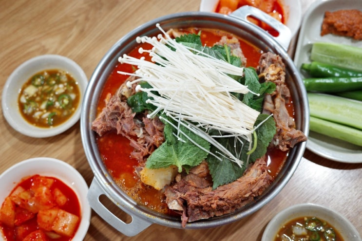  성수동 줄서는 24시간 감자탕집 [소문난성수감자탕]