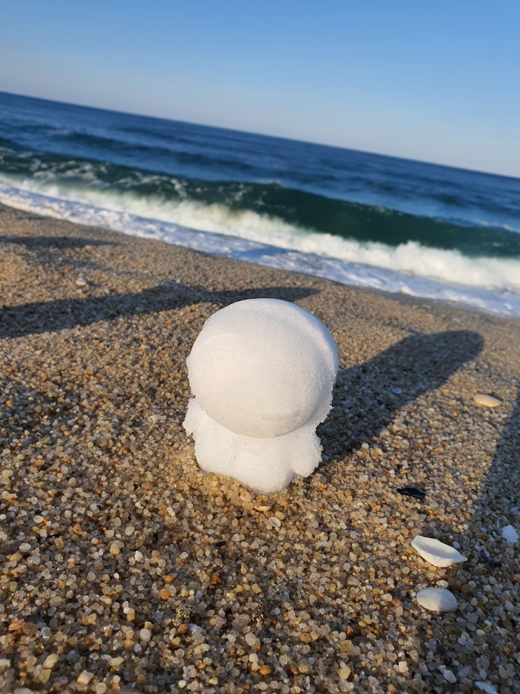  눈오리집게 파는곳이 없어서 오징어게임 집게로 세모 네모 동그라미 눈사람을 만들었다.