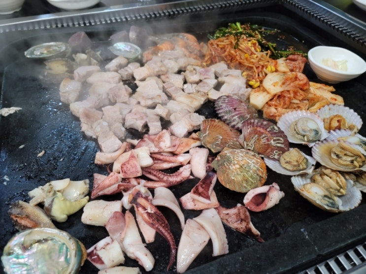  통영살기청년의 통영먹방일기6 - 21년 1월 통영 미수동에서 삼겹살과 해물을 같이 구워먹고 해물라면으로 마무리 통영 야경 산책도 기억나