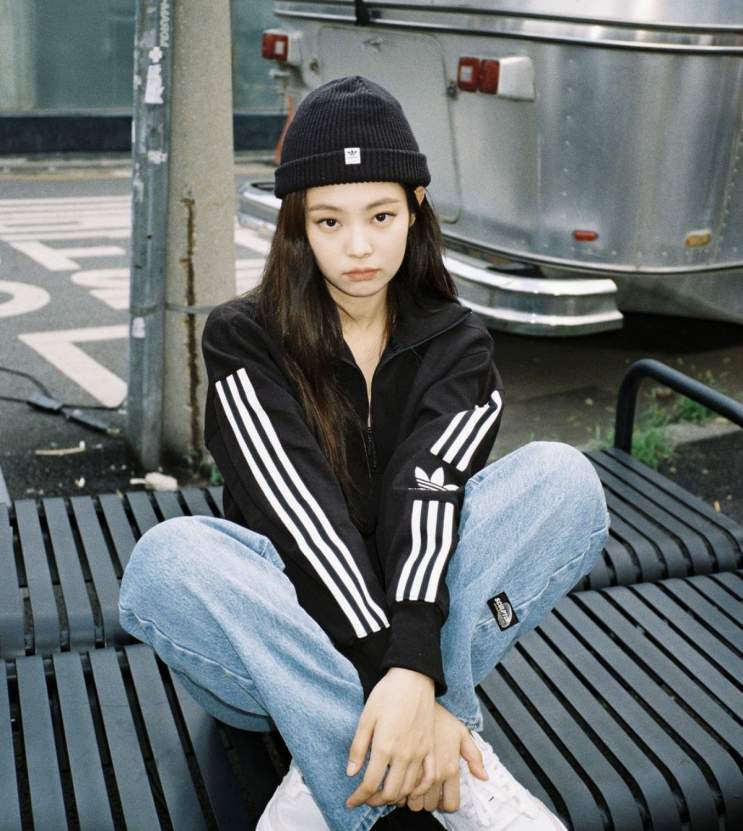  제니 인스타 레트로 패션 살펴보기 (아디다스 티셔츠, 바지, 져지)