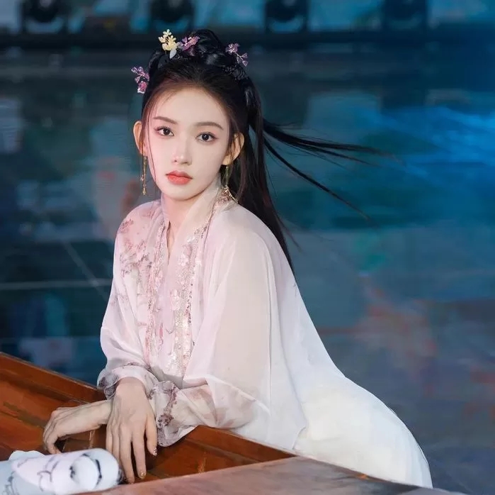 '항미원조' 지지했던 우주소녀 출신 성소, "이젠 완전 중국인"...중국 전통옷 입은 근황 전해 '항미원조' 지지했던 우주소녀 출신 성소, "이젠 완전 중국인"...중국 전통옷 입은 근황 전해