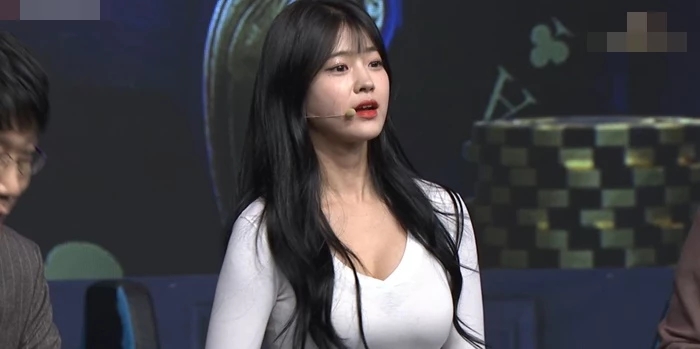 아프리카TV 방송 출연한 BJ 문월, 우월한 비주얼과 몸매 뽐내자 감탄 쏟아져 아프리카TV 방송 출연한 BJ 문월, 우월한 비주얼과 몸매 뽐내자 감탄 쏟아져