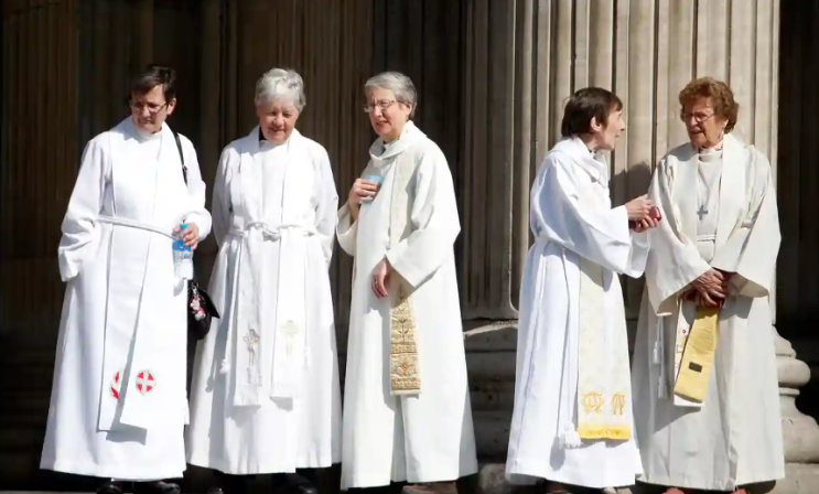 왜 여성 성직자들은 여성 성직자들을 믿지 않는 주교를 응원할까요?