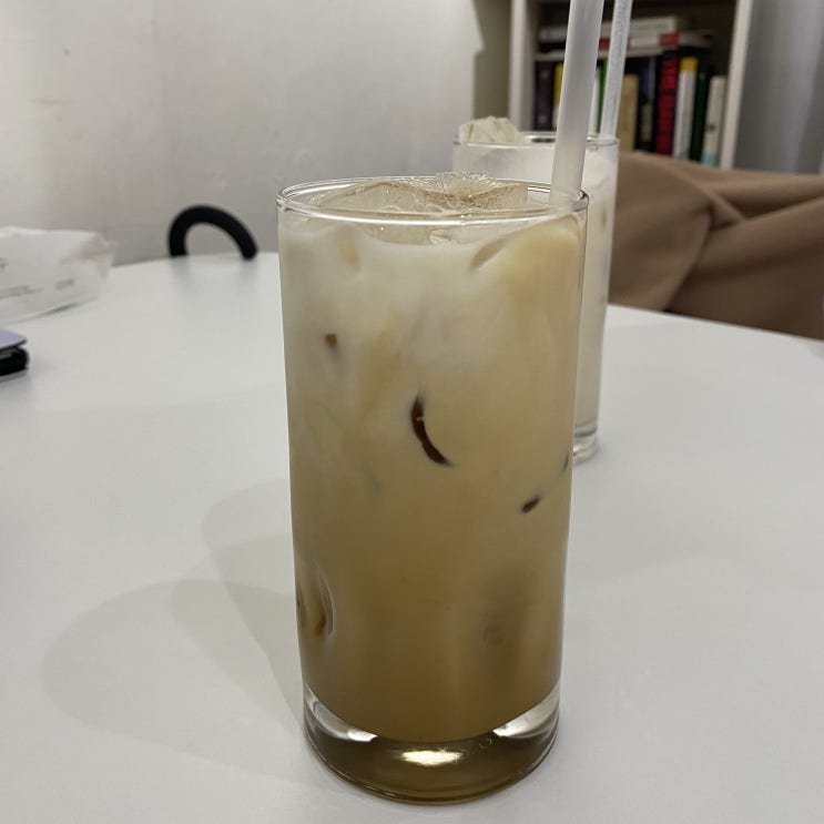 얼그레이 바닐라라떼가 맛있는 홍제역 카페 수에르떼