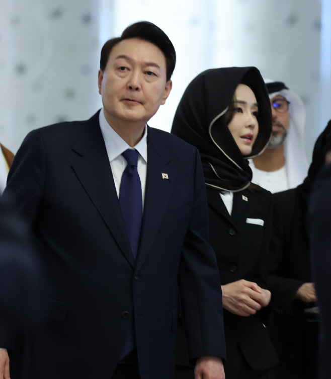 윤석열 <b>대통령</b> 부부 UAE... 화상 통화하고 <b>기념 촬영</b> 시간 가져