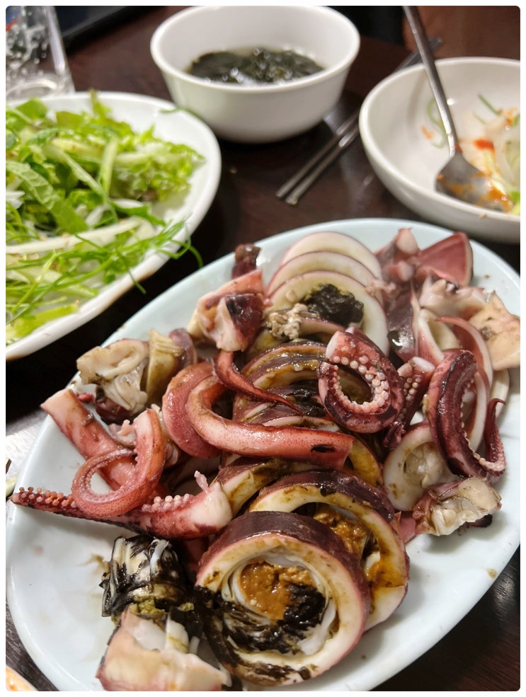  무조건 줄서서 먹어야하는 사당역 근처 찐 맛집 청송산 오징어 야외 테이블 구비 | 이원일, 홍석천 유튜브 줄서는 맛집 앞 촬영 | 직장인, 커플, 가족