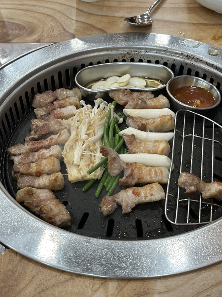 광교 맛집 :: 육즙 가득한 두툼한 광교 삼겹살 맛집 ‘맛찬들왕소금구이’